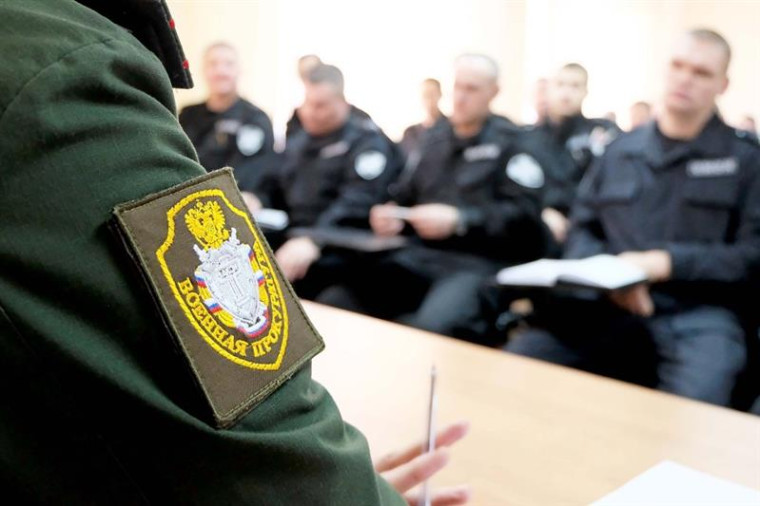 Военный прокурор Вологодского гарнизона и руководитель регионального филиала Государственного фонда «Защитники Отечества» провели совместный прием членов семей военнослужащих.